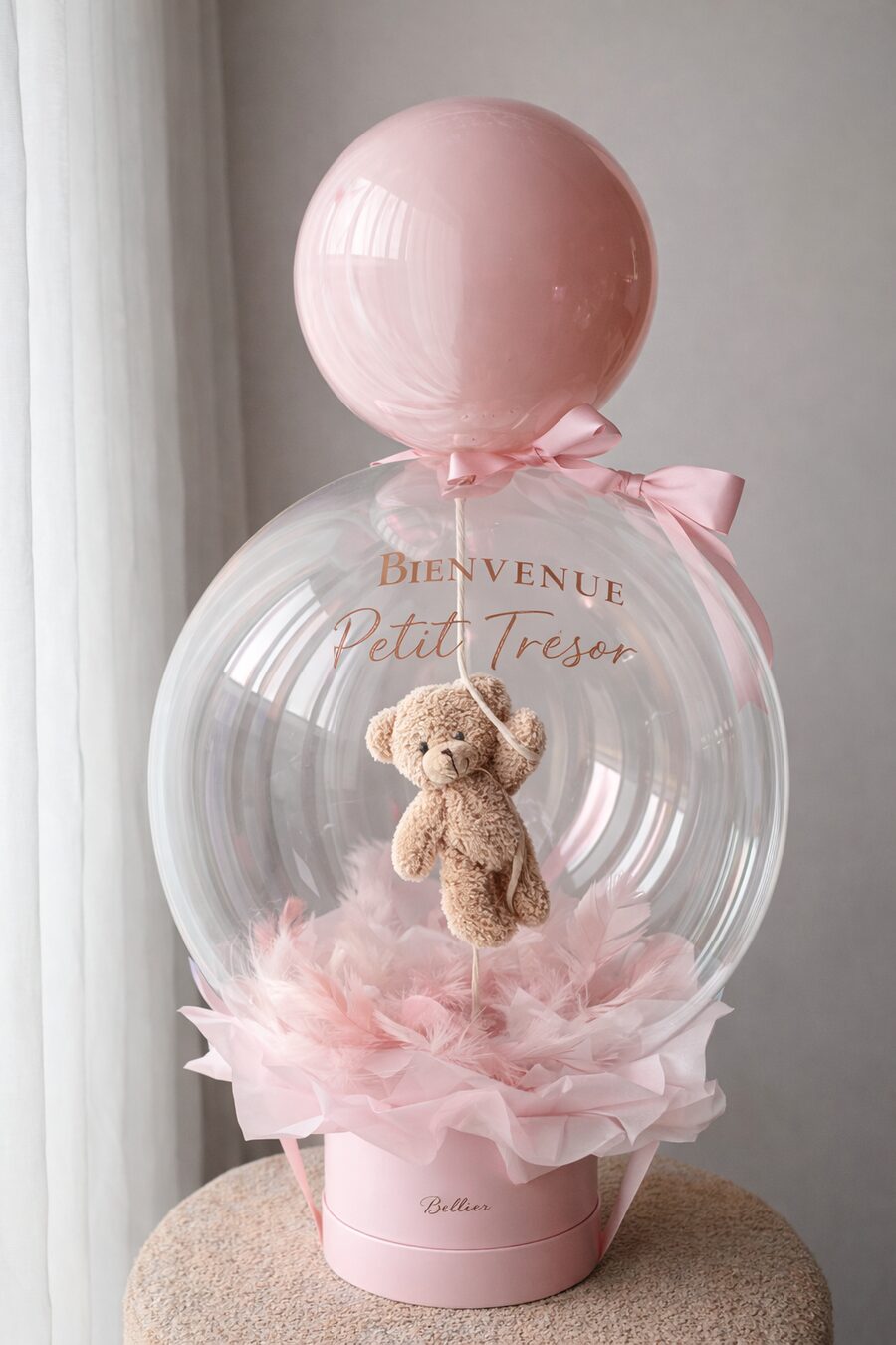 Ballon bulle transparent rose pastel avec ourson et inscription Bienvenue Petit Trésor, création naissance personnalisée Saandati