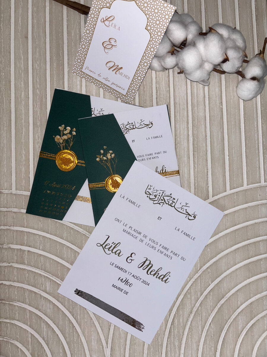 Faire-part de mariage vert sapin et or sur fond beige avec calligraphie et fleurs séchées, papeterie événementielle premium