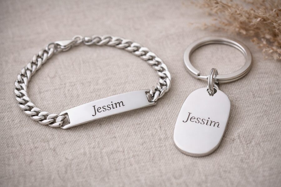 Bracelet en argent et porte-clé personnalisés avec prénom Jessim gravé au laser, exemple de gravure laser sur métal premium