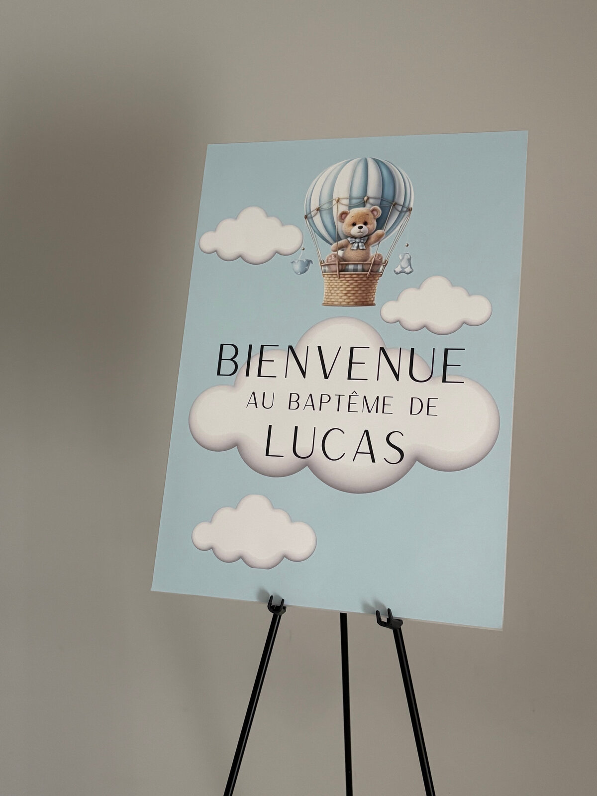 Welcome board sur chevalet pour baptême avec illustration montgolfière, création événementielle Saandati